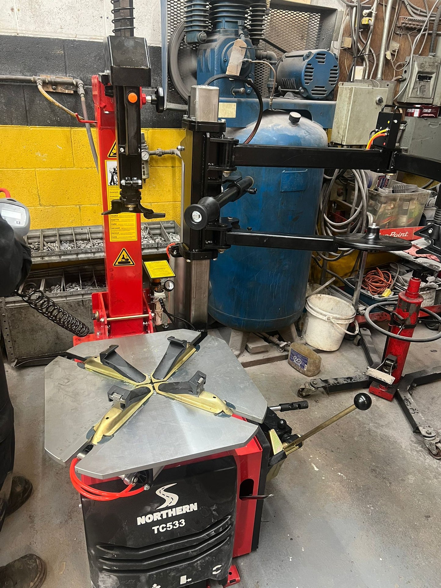 Northern Tilt Back Tire Changer with Right Assist Arm TC-533