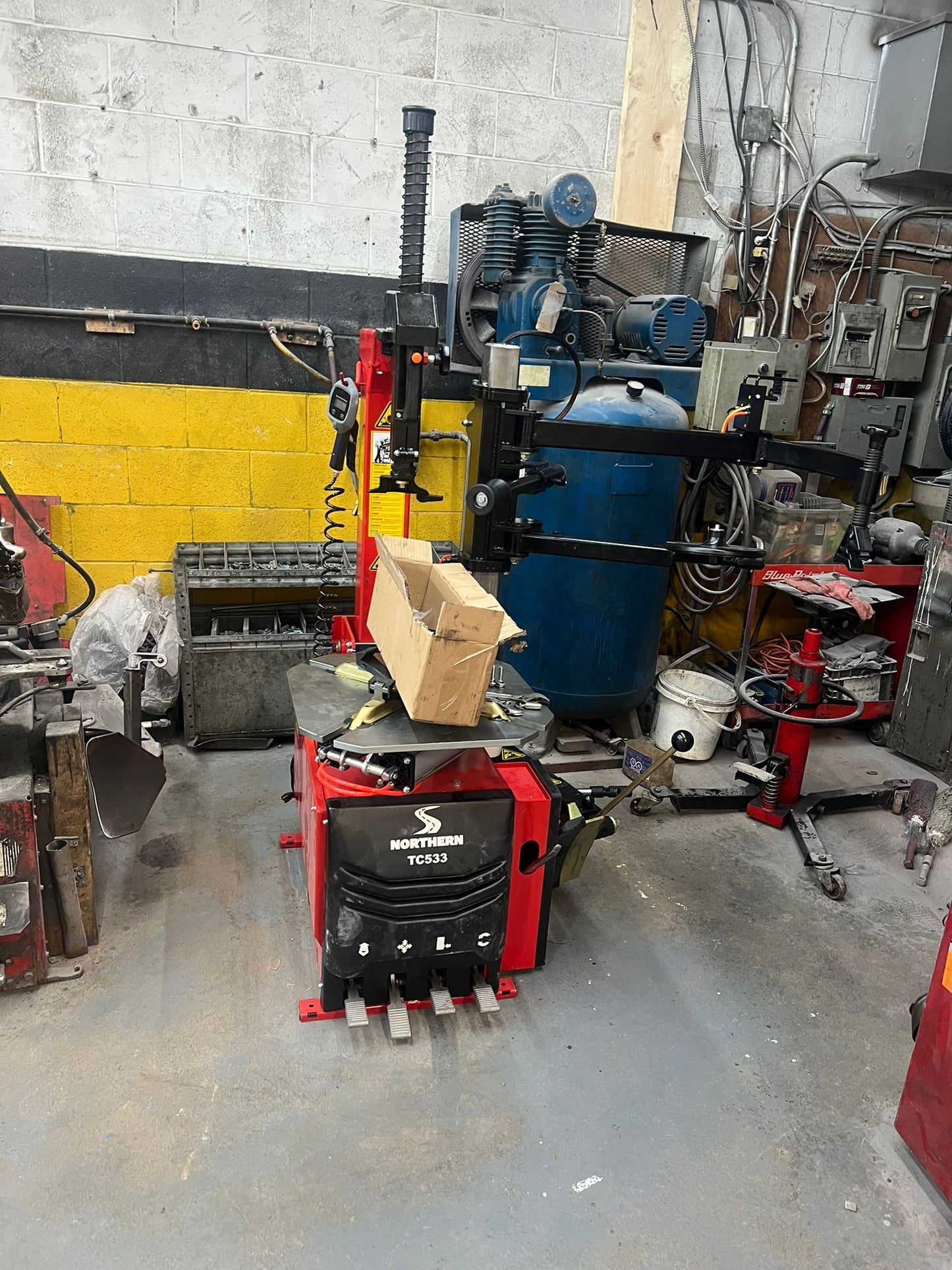 Northern Tilt Back Tire Changer with Right Assist Arm TC-533