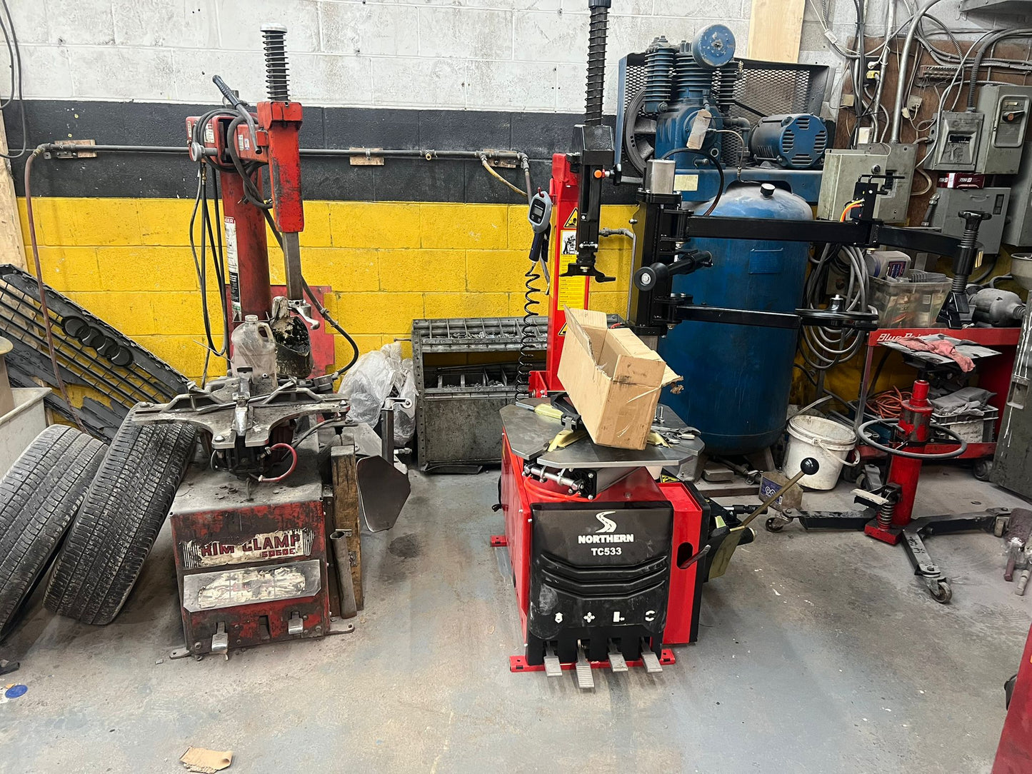 Northern Tilt Back Tire Changer with Right Assist Arm TC-533