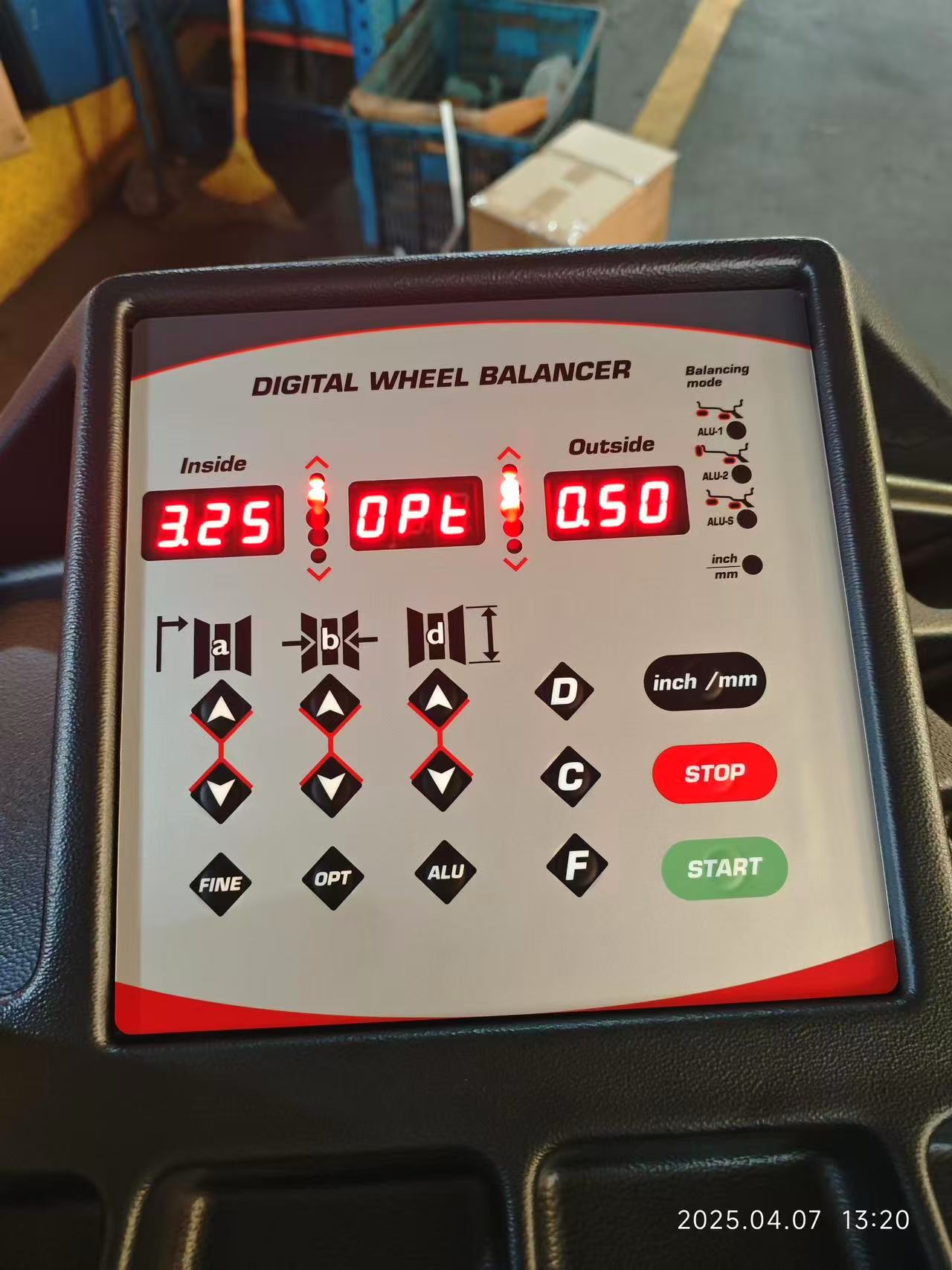 Automatic Measurement Laser-Guided Wheel Balancer