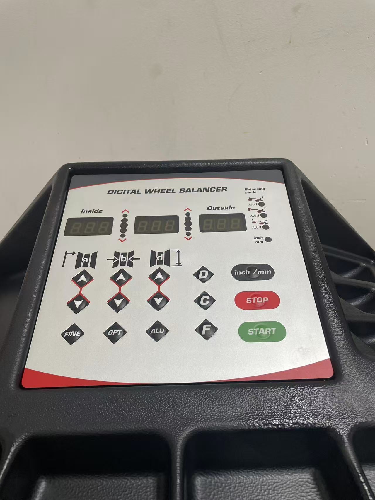 Automatic Measurement Laser-Guided Wheel Balancer