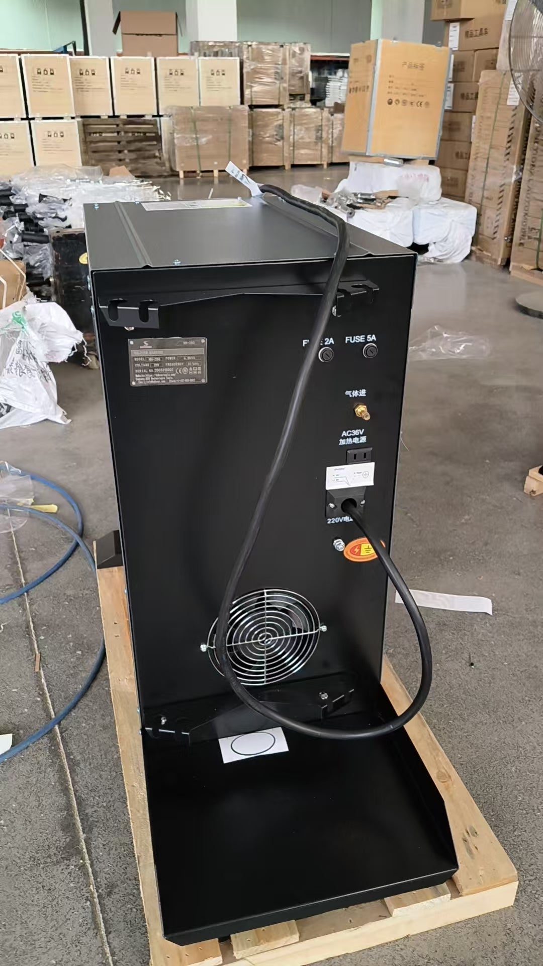 Carbon dioxide gas split protection welding machine